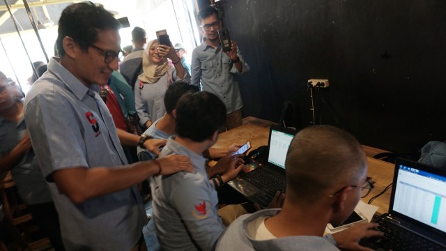 Calon wakil presiden nomor urut 02 Sandiaga Uno tinjau relawan dan melihat pengawalan c1 di Ciputat. Foto: Jamal Ramadhan/kumparan