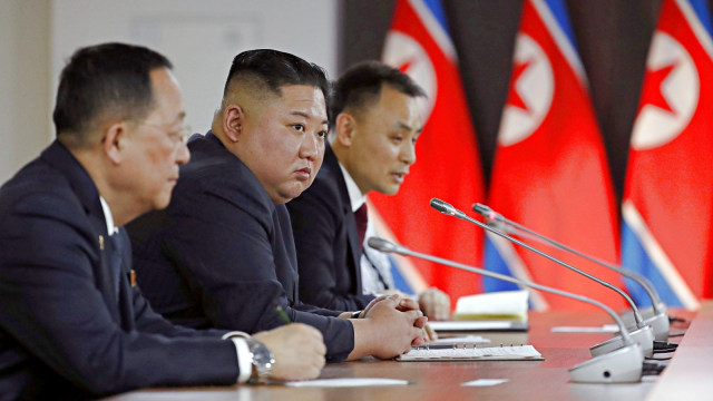 Pemimpin Korea Utara Kim Jong-un dan anggota delegasinya menghadiri pertemuan dengan Presiden Rusia Vladimir Putin. Foto: Sergei Ilnitsky/Pool via REUTERS