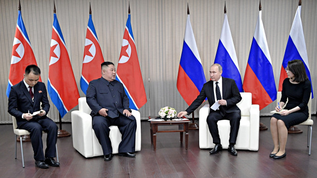 Presiden Rusia Vladimir Putin bertemu dengan pemimpin Korea Utara Kim Jong Un di Vladivostok, Rusia, Kamis (25/4). Foto: Alexei Nikolsky/Kremlin via REUTERS