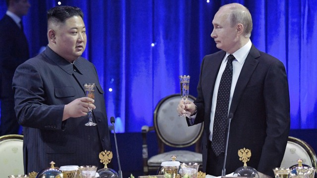Presiden Rusia Vladimir Putin dan pemimpin Korea Utara Kim Jong-un menikmati jamuan bersama usai menggelar KTT. Foto: Alexei Nikolsky/Kremlin via REUTERS
