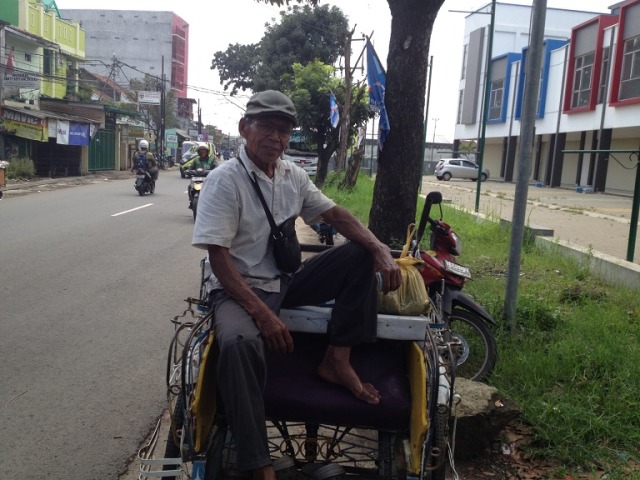 Edi Supriadi, pengayuh becak di Jalan Dayeuhkolot, Kabupaten Bandung. (Iman Herdiana) 