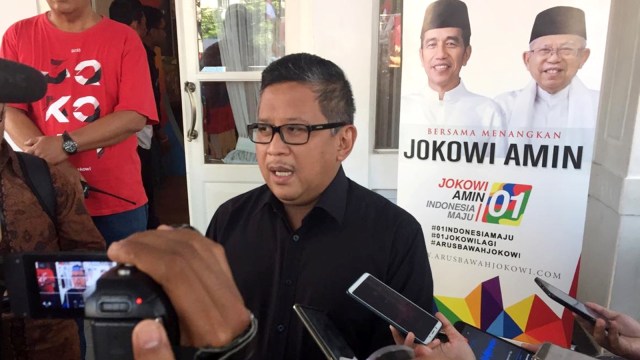 Sekretaris Tim Kampanye Nasional (TKN) Jokowi-Ma'ruf Amin Hasto Kristiyanto di Rumah Aspirasi. Foto: Rafyq Panjaitan/kumparan
