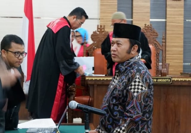 Bupati Lampung Selatan (Lamsel) Nonaktif Zainudin Hasan saat bersalaman dengan JPU KPK di Pengadilan Tipikor Tanjungkarang, Kamis (25/4) | Foto : Obbie Fernando/Lampung Geh