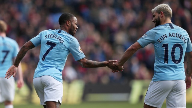Raheem Sterling dan Sergio Aguero berjabat tangan dalam laga Crystal Palace vs Manchester City. Foto: Hannah McKay/Reuters