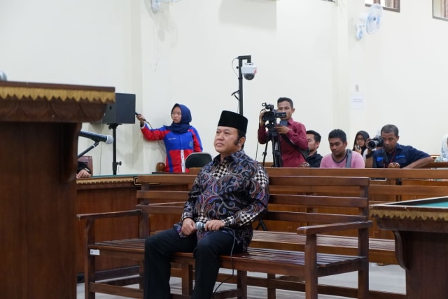 Bupati Lampung Selatan Nonaktif Zainudin Hasan usai sidang di Pengadilan Tipikor Tanjungkarang, Kamis (25/4) | Foto : Obbie Fernando/Lampung Geh
