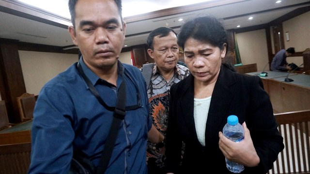 Terdakwa Merry Purba (kanan) usai menjalani sidang tuntutan di Pengadilan Tipikor, Jakarta, Kamis (25/4). Foto: Fanny Kusumawardhani/kumparan
