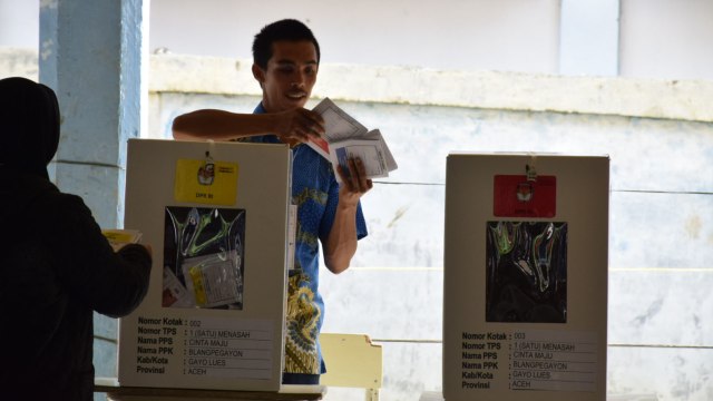 Pemilih memasukan surat suara ke kota suara saat PSU di Kabupaten Gayo Lues, Aceh, Kamis (25/4). Foto: Yudiansyah/acehkini