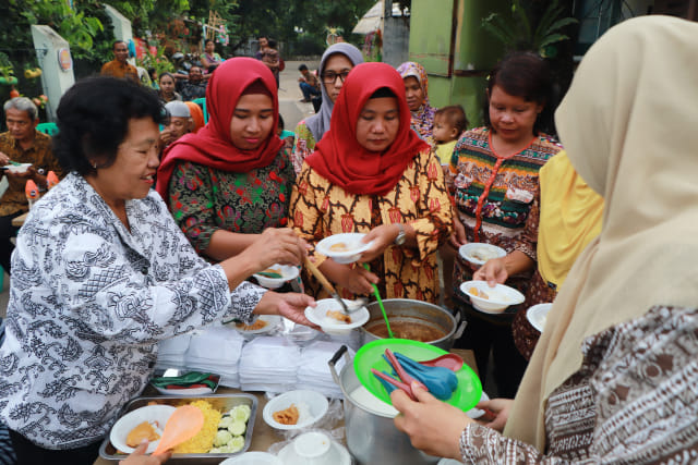 Pembagian jenang sumsum dan makan bersama warga Kampung Joho, Kelurahan Manahan, Kecamatan Banjarsari, Solo. (Fernando Fitusia)
