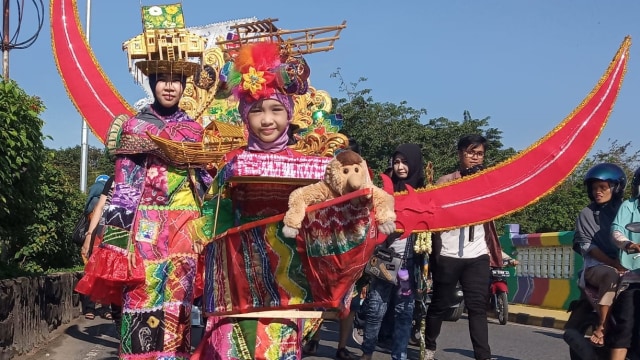 Ilustrasi peragaan karnaval ketika Banjarmasin Sasirangan Festival 2019. Foto: Zahidi/banjarhits.id