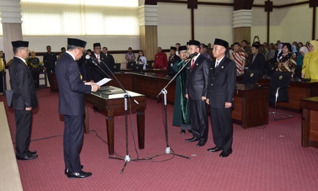 Gubernur Sulsel Nurdin Abdullah melantik dua pejabat eselon II lingkup Pemprov Sulsel, Kamis (25/4).