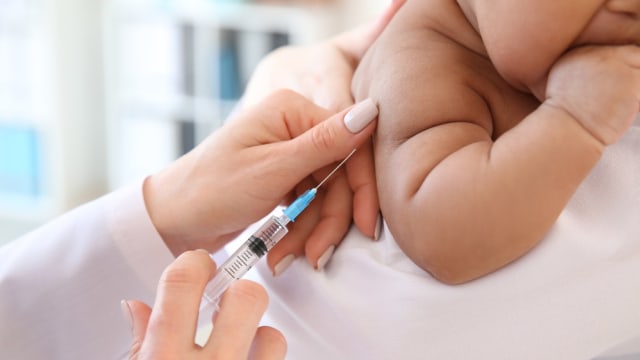 Ilustrasi imunisasi pada bayi. Foto: Shutter Stock
