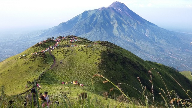 Puncak Gunung Merbabu Foto: Wikimedia Commons