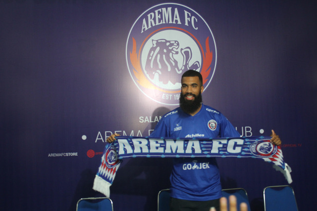 Pemain Arema FC  Sylvano Comvalius saat diperkenalkan, rabu malam (24/4).
