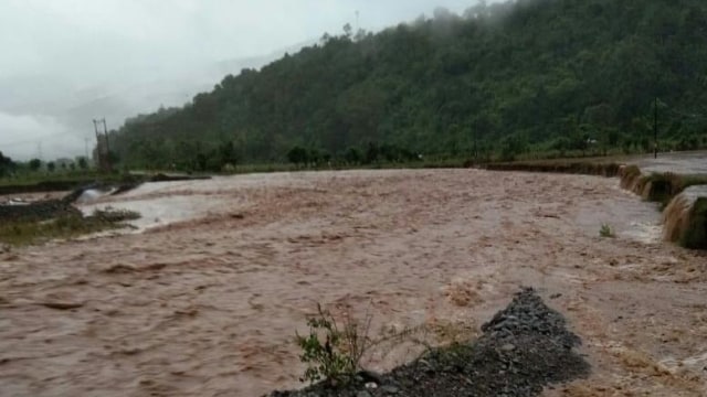 Jalan lintas nasional Pidie-Meulaboh di kawasan Gampong Blang Bungong, Tangse, terputus usai diterjang banjir, Kamis sore (25/4). Foto: Dok. BPBA