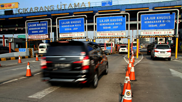 Pengendara memperlambat laju kendaraannya saat memasuki Gerbang Tol Cikarang Utama 1 di Cikarang. Foto: Antara/Risky Andrianto