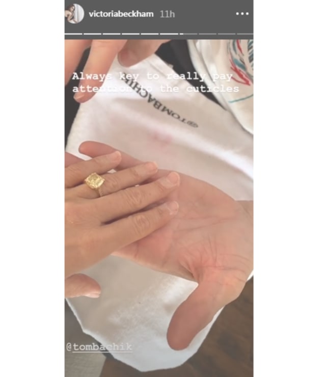 Victoria Beckham merekam proses manikur melalui Instagram stories miliknya