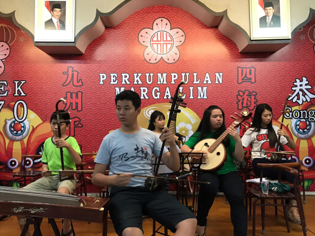 Anak-anak mudah di Yayasan Halim Pontianak berlatih memainkan alat musik tradisional Tionghoa. Foto: Teri Purna