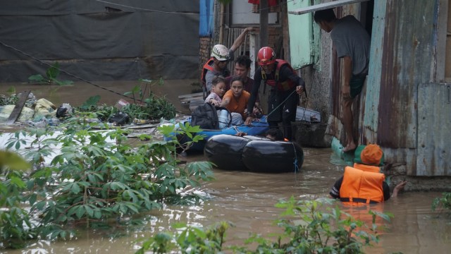 Petugas Tim Rescue PKPU saat mengevekuasi warga korban Banjir di Kalibata. Foto: Jamal Ramadhan/kumparan