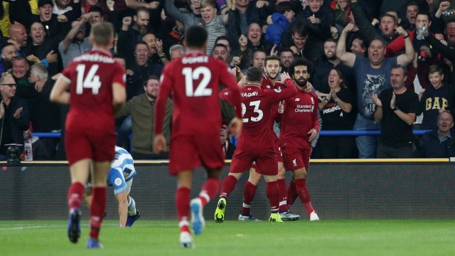 Para pemain Liverpool merayakan gol Mohamed Salah ke gawang Huddersfield Town di pekan kesembilan Premier League 2018/19. (Foto: REUTERS/Hannah McKay)
