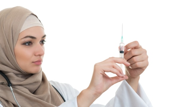 Pahami fatwa MUI tentang imunisasi dengan membacanya secara lengkap Foto: Shutterstock