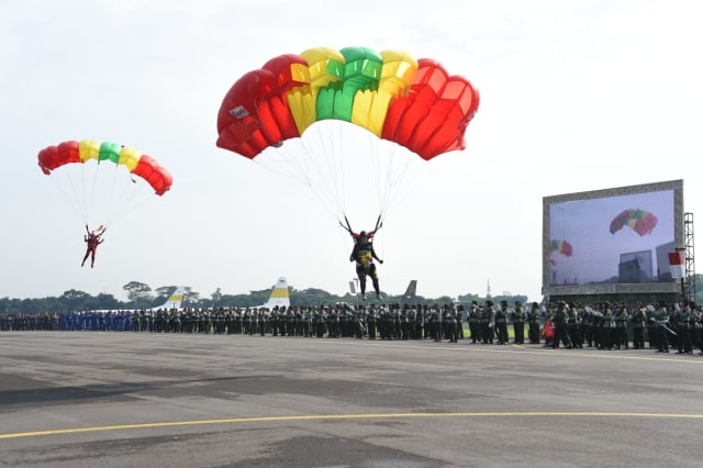 Aksi prajurit Wanita TNI tunjukkan kemampuan dengan terjun payung di Lanud Halim Perdanakusuma, Jakarta Timur, Jumat (26/4/2019).