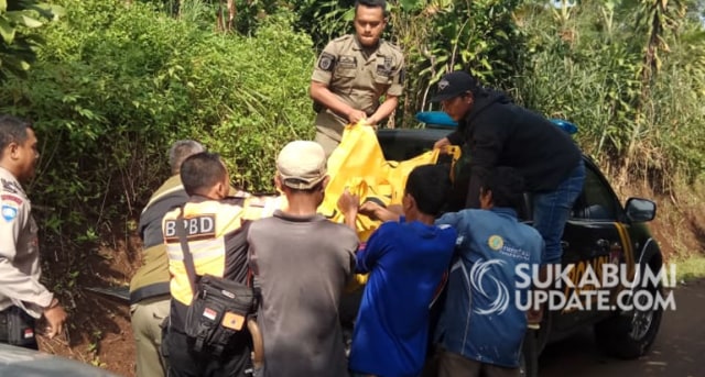 Petugas kepolisian dibantu warga dan Satpol PP mengevakuasi jenazah tukang kredit yang ditemukan di saung di Kampung Kubang, Desa Cisarua, Kecamatan Nagrak, Kabupaten Sukabumi, Jumat (26/4/2019) pagi. | Sumber Foto:Suhendi.