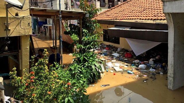Suasana pemukiman warga yang terdampak Banjir di Kebon Pala, Kelurahan Kampung Melayu, Kecamatan Jatinegara. Foto: Darin Atiandina/kumparan