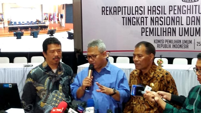 Ketua KPU Arief Budiman (tengah). Foto: Fadjar Hadi/kumparan