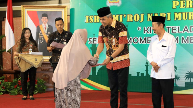 Gubernur Jawa Tengah Ganjar Pranowo berikan santunan pada perwakilan keluarga petugas pemilu yang meninggal dunia dan sakit. Foto: Afiati Tsalitsati/kumparan