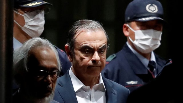 Eks-bos Nissan, Carlos Ghosn, kembali bebas dari tahanan aparat Jepang. Foto: Reuters/Issei Kato