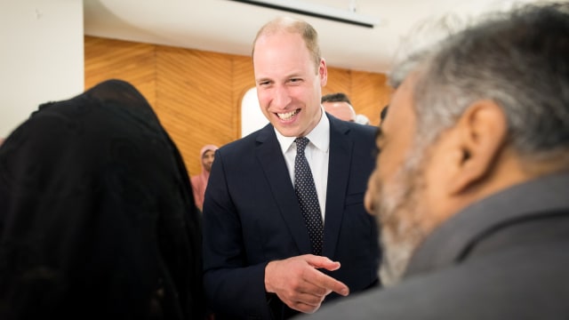 Pangeran William saat mengunjungi Masjid Al Noor di Christchurch, Selandia Baru, Jumat (26/4). Foto: REUTERS/Tracey Nearmy