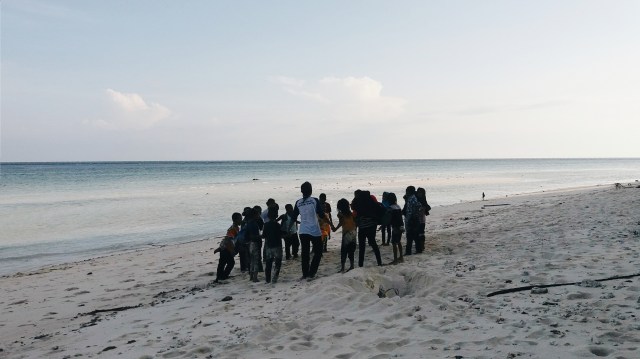 Belajar di pantai (Foto: Dokumentasi pribadi/@Ind_Mengajar).