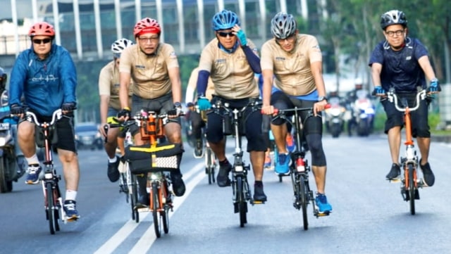 Sandiaga Uno (kedua dari kanan) bersepeda bersama sejumlah pejabat Pemprov DKI Jakarta. Foto: Dok. Istimewa