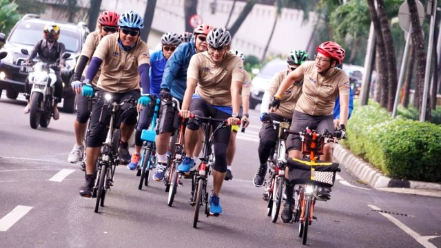 Sandiaga Uno (kedua dari kanan) bersepeda bersama sejumlah pejabat Pemprov DKI Jakarta. Foto: Dok. Istimewa