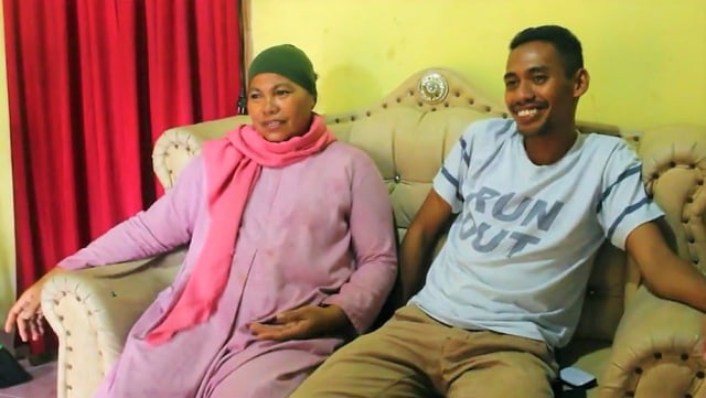 Agung Darma bersama ibundanya di kediaman pribadinya di Muna Barat, Foto: Istimewa.