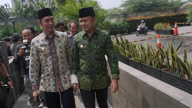 Wali Kota Bogor, Bima Arya (kanan) dan Wakil Wali Kota Bogor, Dedie A Rachim tiba di Gedung KPK Jakarta. Foto: Fanny Kusumawardhani/kumparan