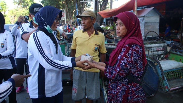 Polwan Polres Bojonegoro, laksanakan kegiatan sosial dengan membagikan nasi bungkus pada masyarakat di dalam Kota Bojonegoro. Jumat (26/04/2019) pagi