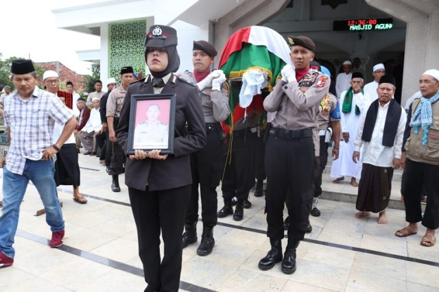 Prosesi pemakaman anggota Kepolisian Resor (Polres) Purwakarta, IPTU H. Dani Kardana, S.H. (Dok Polda Jabar) 