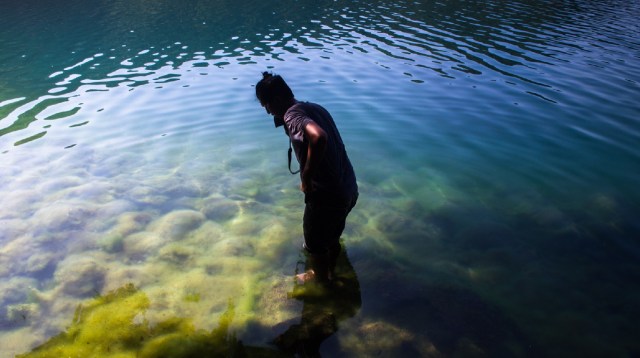 Memperhatikan Stromatolit di Danau Satonda. Foto Anang Triputra