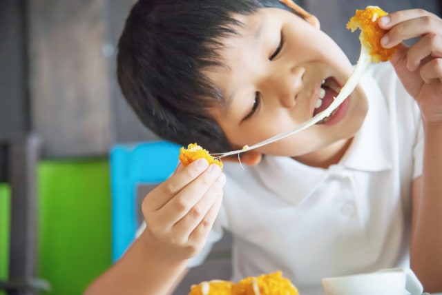 com-Ilustrasi anak menikmati makanan berbahan dasar keju Foto: Shutterstock