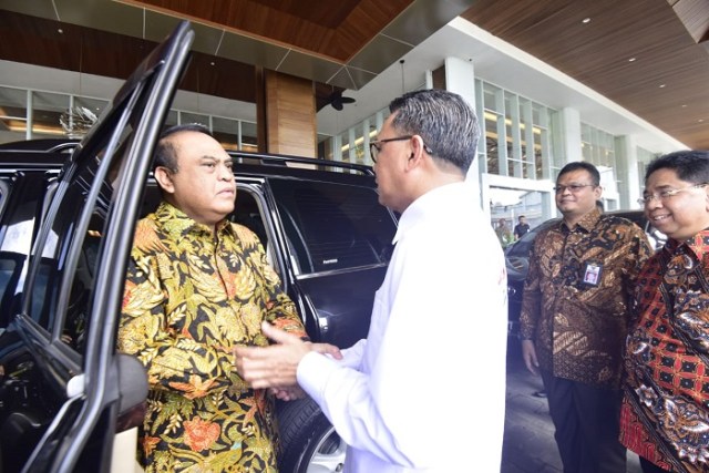 Menpan RB Syarifuddin disambut Gubernur Sulsel, Nurdin Abdullah saat tiba di Makassar, Kamis (25/4). (Makassar Indeks)