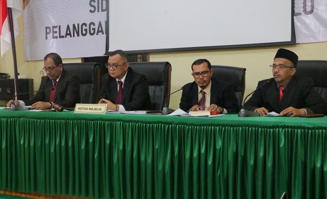 Dewan Kehormatan Penyelenggara Pemilu (DKPP) RI memeriksa dua penyelenggara Pemilu di Aceh. Foto: Zuhri Noviandi/kumparan