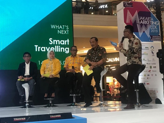 KBupati Kobar Hj. Nurhidayah didampingi Asisten I  Agus Yuwono dan Kepala Dinas Pariwisata Wahyudi serta Kepala BTNTP Helmi, menjadi pembicara pada event Jakarta Marketing Week (JMW) yang dilaksanakan di Mall Kota Kasablanka Jakarta, kamis (25/04). (Foto: humas diskominfo kobar)