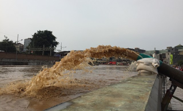 Proses penyedotan banjir yang dilakukan oleh Suku Dinas Jakarta Timur di Kampung Pulo. Foto: Darin Atiandina/kumparan