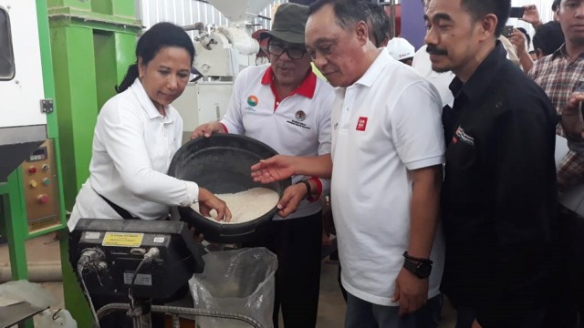 Menteri BUMN Rini Soemarno (kiri) kunjungan ke pabrik penggilingan beras petan di Desa Taringgul, Kabupaten Purwakarta, Jawa Barat. Foto: Ema Firtiyani/kumparan