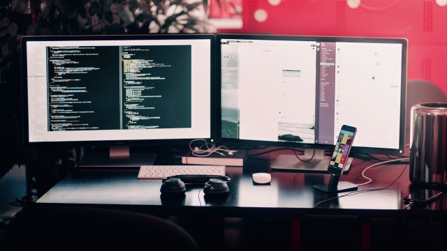 Ilustrasi meja kerja web developer. Foto: Pexels via Pixabay