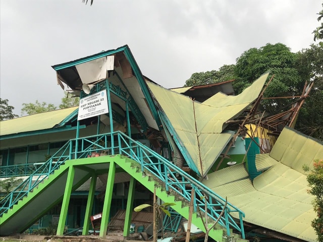 Bangunan SMP Negeri 22 Pontianak roboh saat hujan mengguyur Kota Pontianak, Jumat (26/4). Foto: Teri Purna