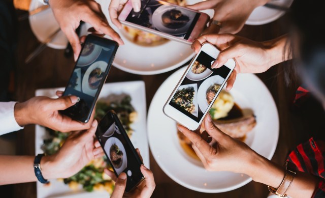 Ilustrasi menggunakan sosial media. Foto: Shutter Stock