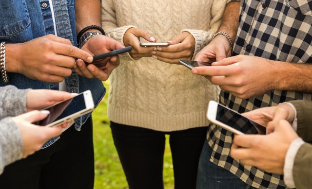 Ilustrasi menggunakan sosial media. Foto: Shutter Stock