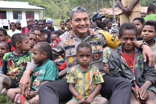 Kapolda Papua, Irjen Pol Martuani Sormin, bersama anak-anak di Papua. (Dok: Humas Polda Papua)